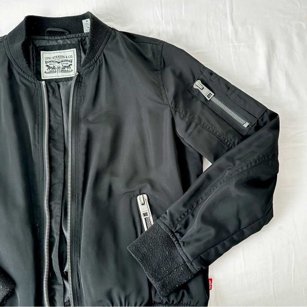 Levi's Lightweight Bomber Jacket in black - Picture 2 of 8
